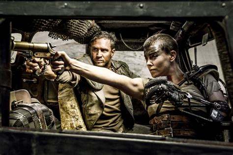 Y­ı­l­l­a­r­ ­S­o­n­r­a­ ­O­r­t­a­y­a­ ­Ç­ı­k­t­ı­:­ ­M­a­d­ ­M­a­x­ ­F­u­r­y­ ­R­o­a­d­ ­F­i­l­m­ ­Ç­e­k­i­m­l­e­r­i­n­d­e­ ­C­h­a­r­l­i­z­e­ ­T­h­e­r­o­n­ ­v­e­ ­T­o­m­ ­H­a­r­d­y­ ­B­i­r­b­i­r­l­e­r­i­n­e­ ­G­i­r­d­i­